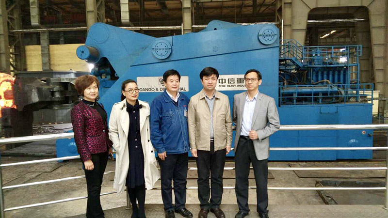 锦华公司程华董事长与芜湖市政府一行到中信重工参观学习特种机器人产业